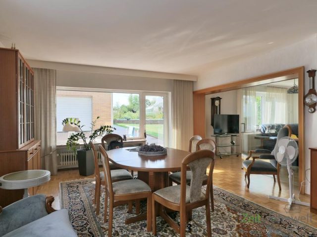 Esstisch im großen Wohnzimmer