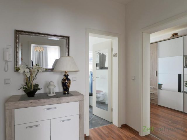Flurblick zu Bad und Schlafzimmer