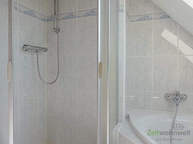 Dusche und Wanne