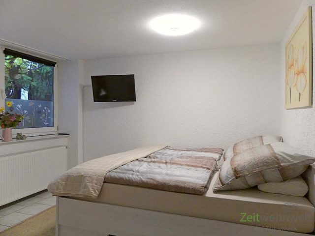 Boxspringbett und Wand-TV