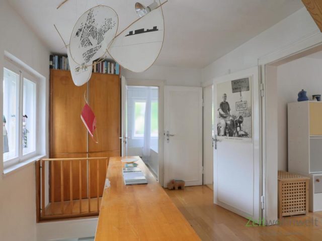 oberer Flur mit Kleiderschrank