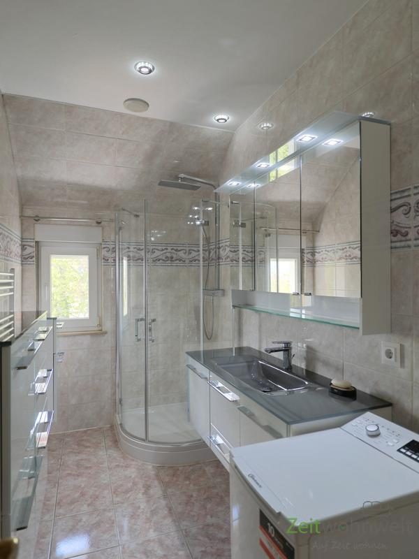modernes Bad mit Dusche