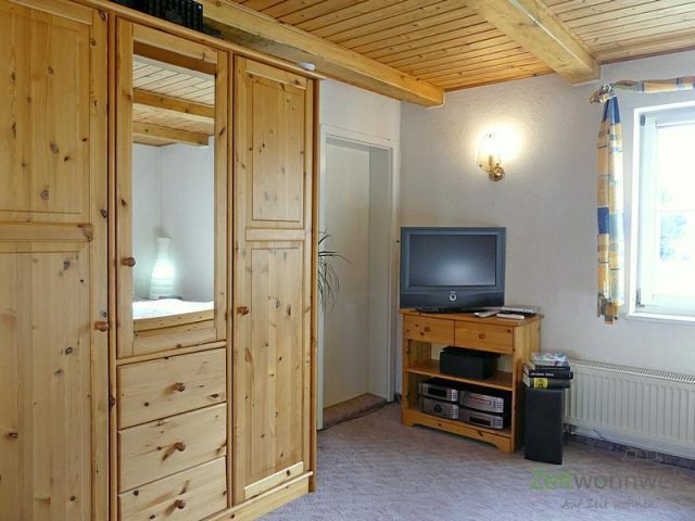 TV und Kleiderschrank