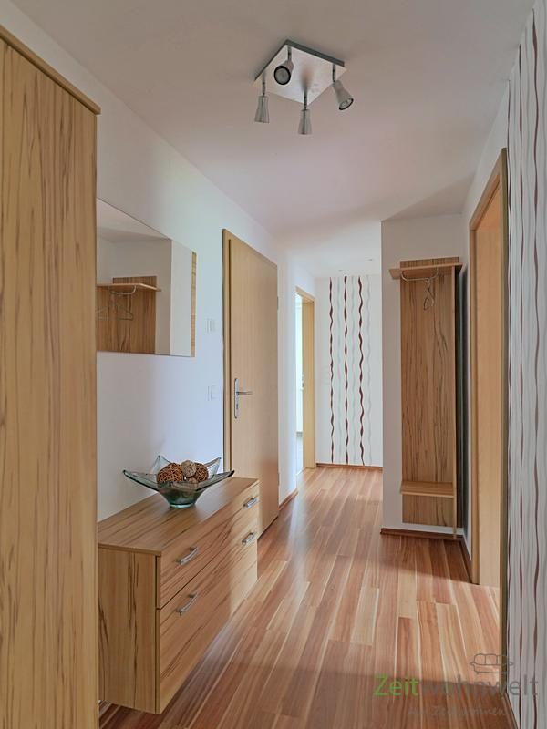 Wohnungsflur mit Garderobe