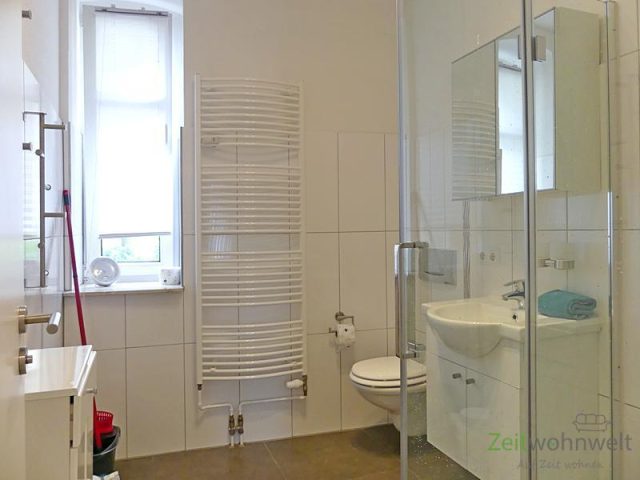 modernes Bad mit bodentiefer Dusche