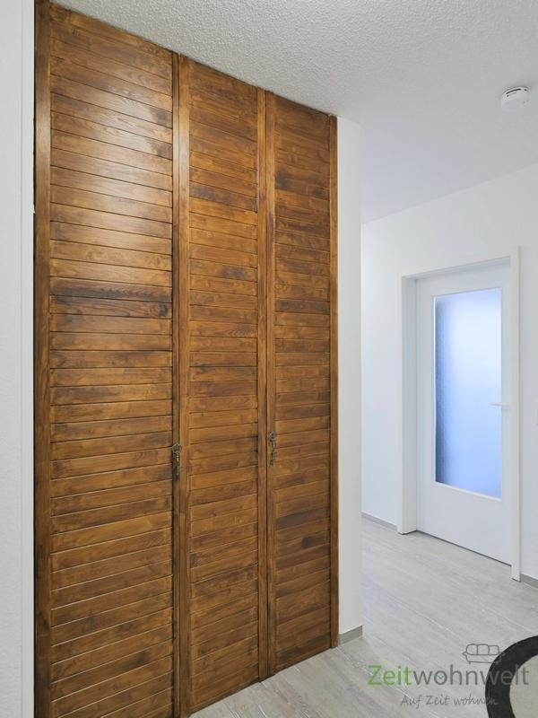 XL-Garderobenschrank im Wohnungsflur