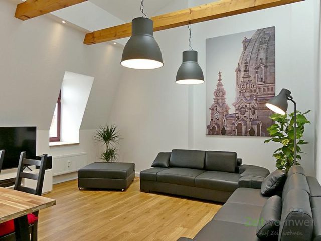 XXL-Couch (Tisch fehlte noch)