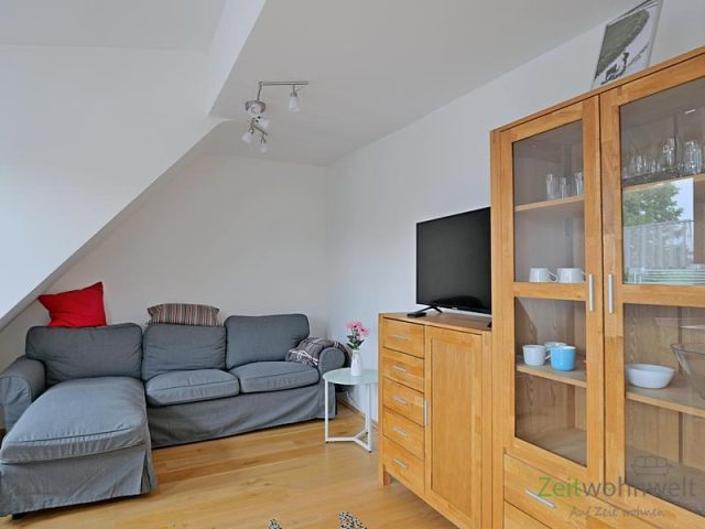 Couch und TV im Wohnzimmer