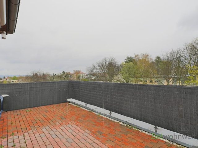 Frühlingsbalkon bei Regenwetter
