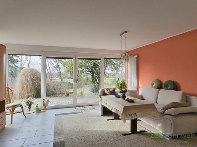 Blick ins verglaste Wohnzimmer