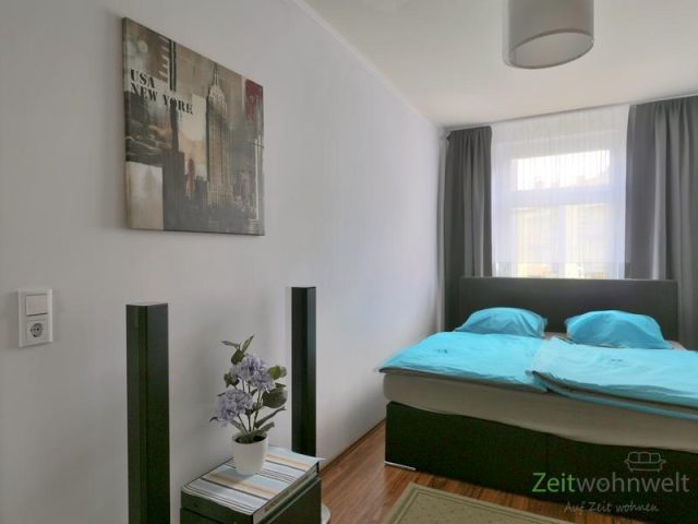 hohes Doppelbett