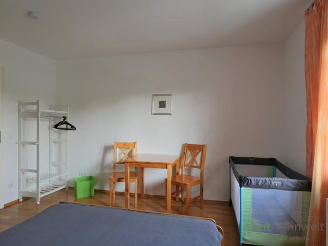 keiner Tisch und Kinderbett