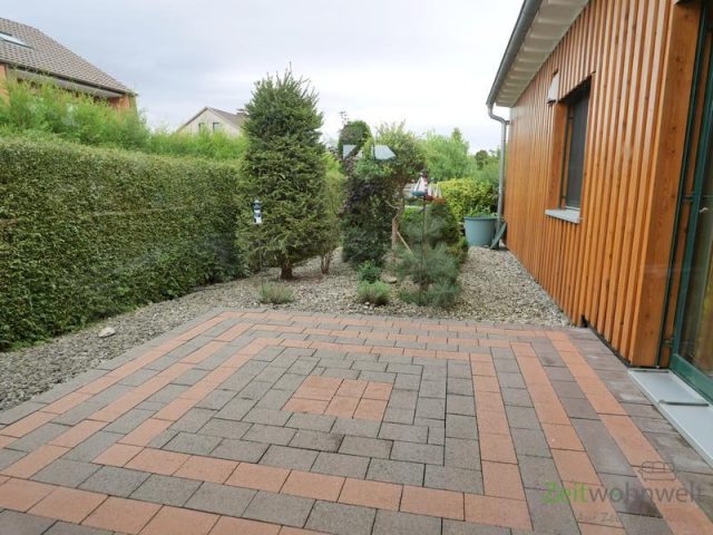 eigene Terrasse hinter dem Haus