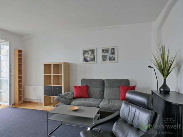 Sessel, Sofa und Sideboards