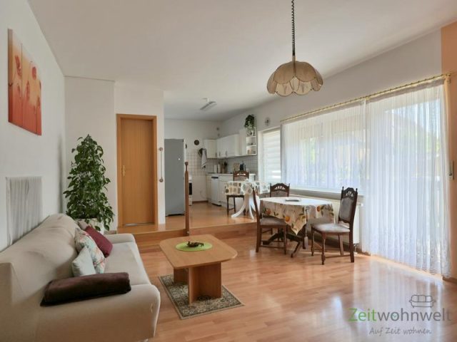 Blick in den Wohnraum zum Balkon