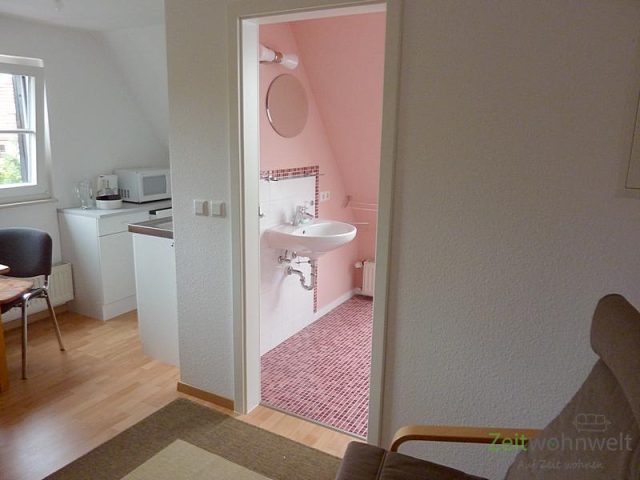 Blick ins modern geflieste Bad