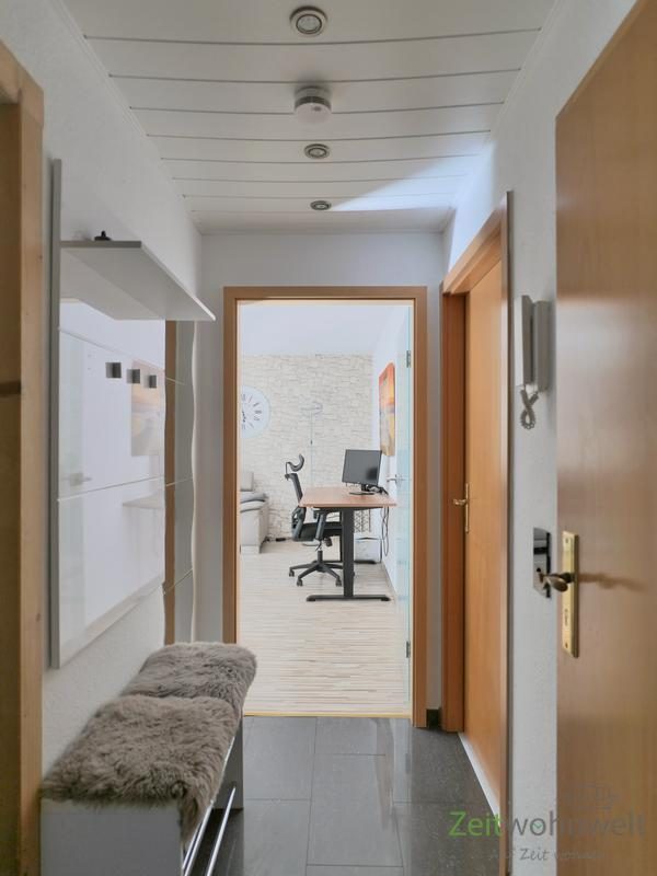 Wohnungsflur mit Garderobe