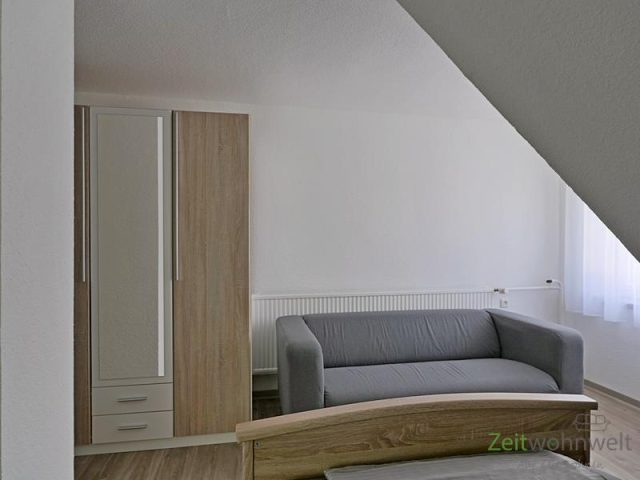 linkes Schlafzimmer, Balken, Kleiderschrank und Sofa