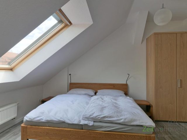 breites Bett und Kleiderschrank