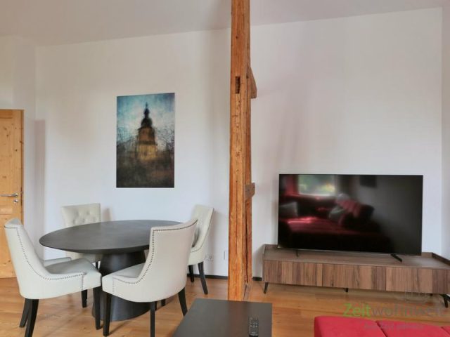 Esstisch und TV