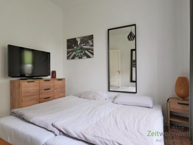 Doppelbett und TV