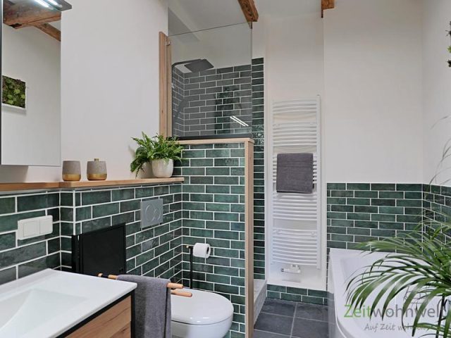 Bad mit Dusche und Wanne