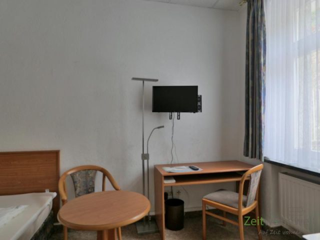 TV und kleiner Schreibtisch