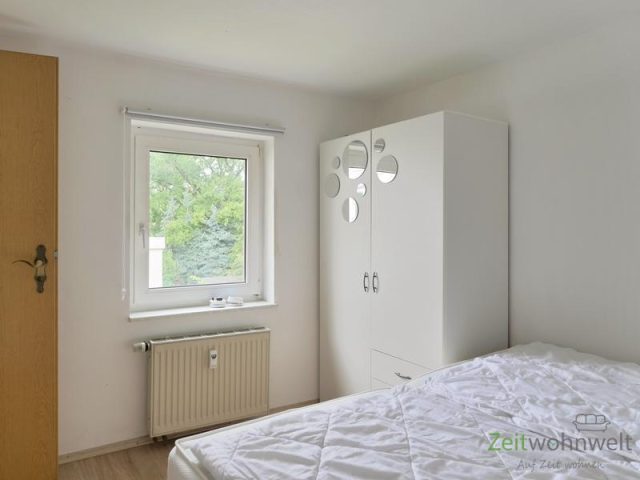 Blick zum Kleiderschrank