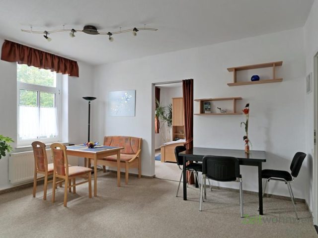 Blick zu Esstisch und Schlafzimmer