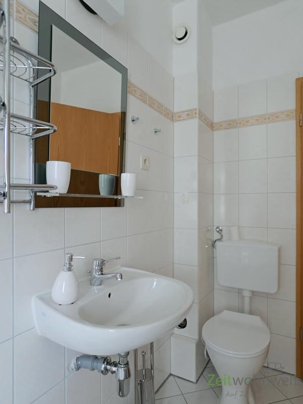 Waschbecken und WC