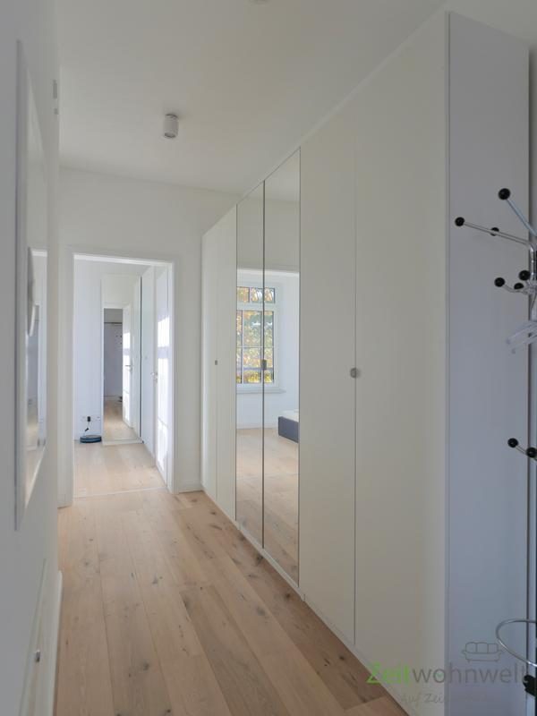 Wohnungsflur mit Garderobenschränken