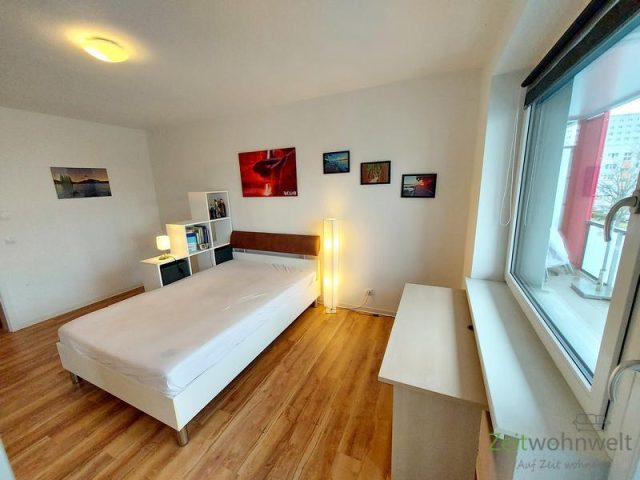 Blick zu Bett und Schreibtisch