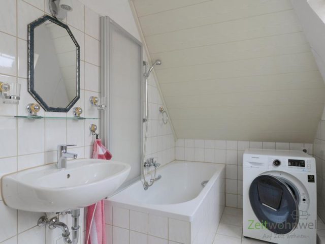 Wanne mit Duschwand