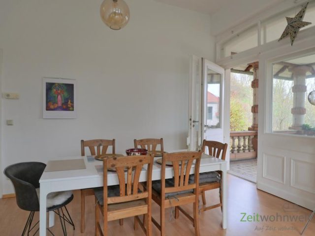 Esstisch vor dem Terrassenausgang