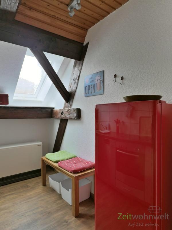 knallroter Kühlschrank