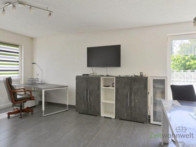 Schreibtisch, Sideboard und TV