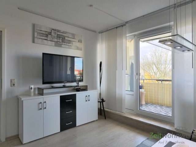 Blick zu TV und Balkon