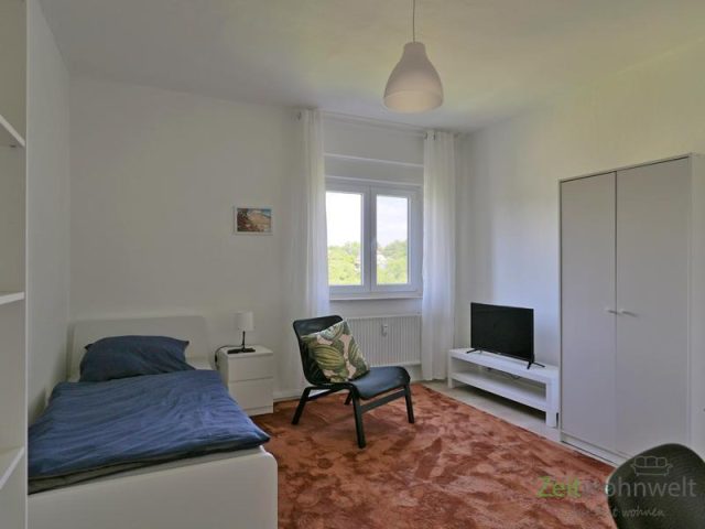 Bett, TV und Kleiderschrank
