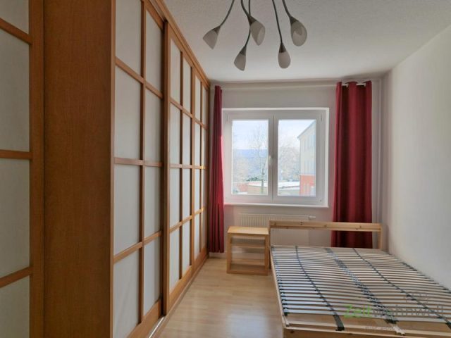 Bett und XXL-Kleiderschrank