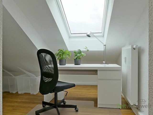 kleines Arbeitszimmer mit Stauraum (links)