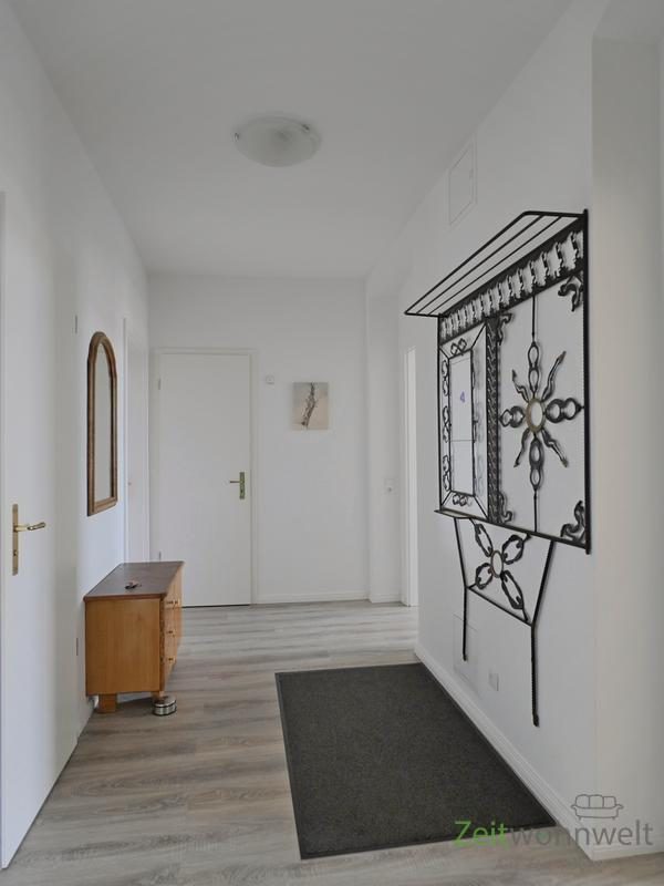 Wohnungsflur mit Garderobe