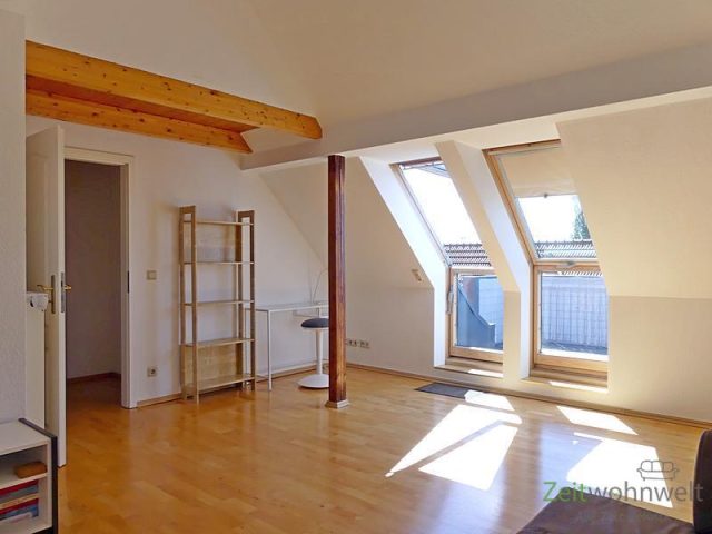 Wohnzimmereingang und Balkonausgang