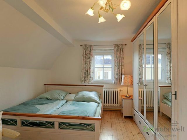 Doppelbett und Kleiderschrank