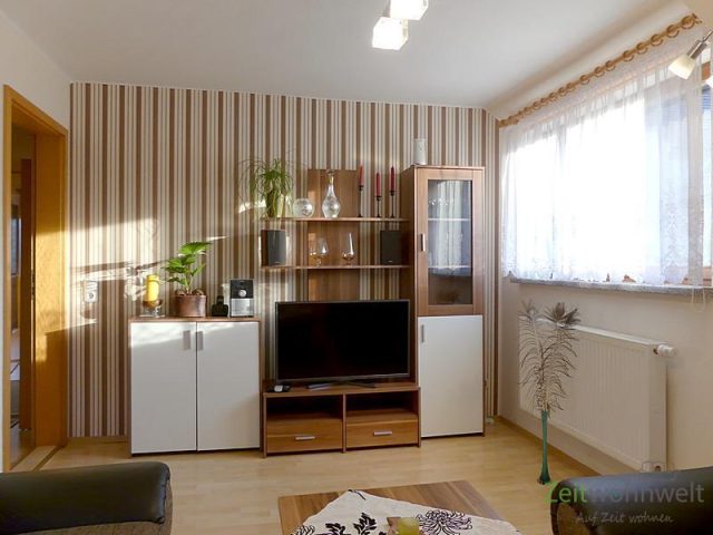 Schrankwand und TV im Wohnzimmer