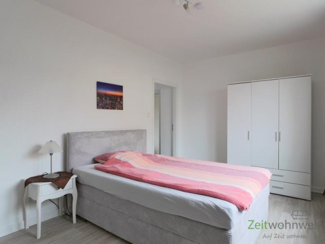 breites Bett und Kleiderschrank