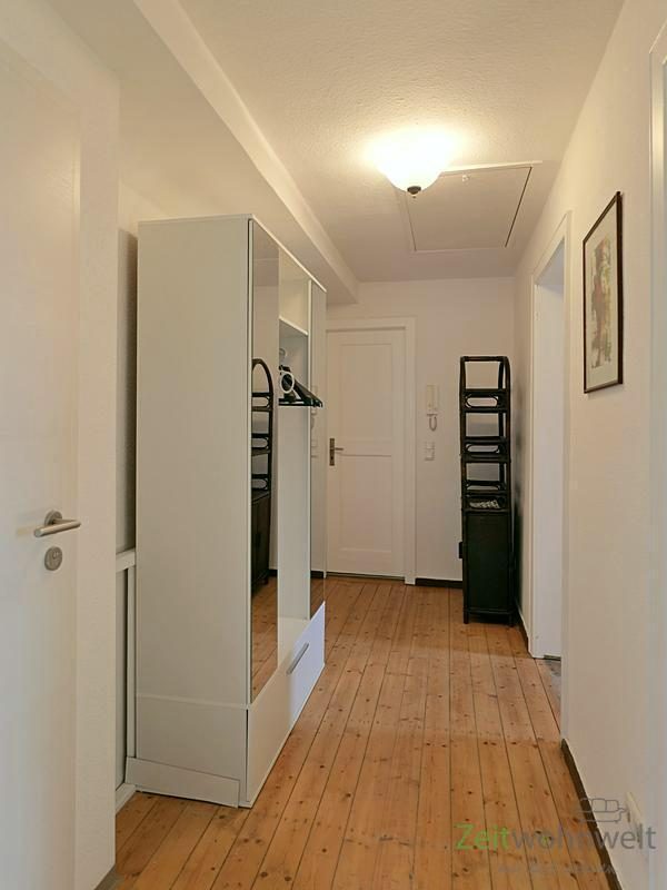 Wohnungsflur mit Garderobe