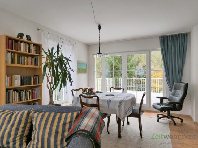 Blick zu Esstisch und Balkon