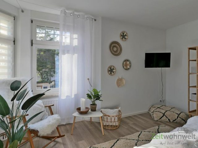 Schaukelstuhl und TV im Schlafzimmer