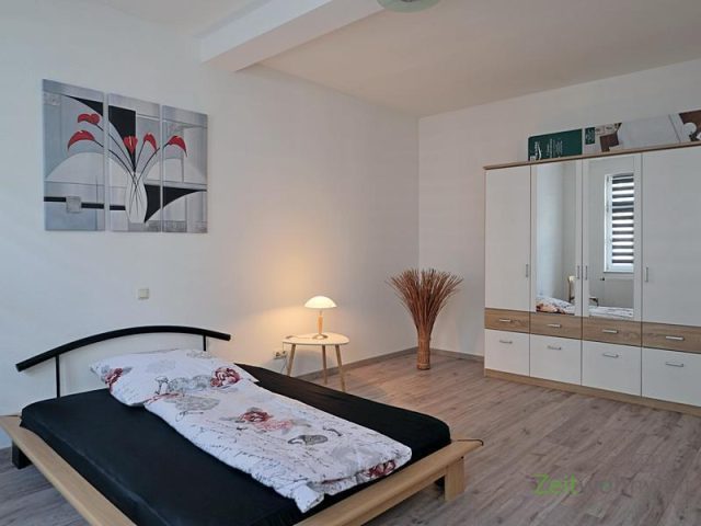 Schlafzimmer mit Kleiderschrank