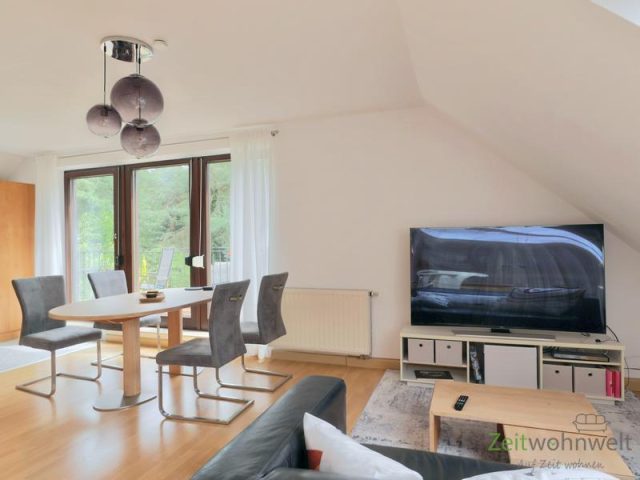 Blick zu TV und Esstisch